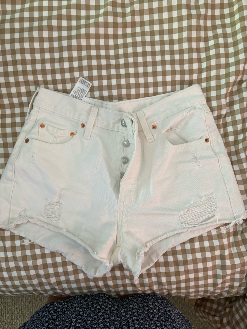 White Distressed Levi’sDenim Shorts